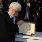 George Lucas posa con su Palma de Oro Honorífica.