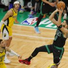 Jayson Tatum (d) fue el jugador del partido por los 36 puntos que uparon la victoria.