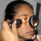 Iridología. Una técnica de diagnóstico no invasiva que examina los patrones, colores y otras características del iris para determinar la salud.