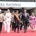 El presidente ecuatoriano, Daniel Noboa (c), acompañado de su esposa, Lavinia Valbonesi (i), y el presidente de la Asamblea Nacional, Henry Kronfle (d), sale tras presentar su primer informe a la nación.
