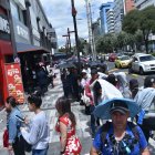 Los fanáticos se apostaron en los exteriores del CCI, en la av. Amazonas para comprar las entradas al concierto de Aventura en Ecuador.