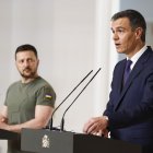 Pedro Sánchez y Volodimir Zelenski, se dirigen a una conferencia de prensa conjunta tras su reunión en el Palacio de La Moncloa,