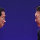 El presidente surcoreano, Yoon Suk Yeol (i), le da la mano al primer ministro japonés, Fumio Kishida, en la conferencia de prensa conjunta al margen de la Cumbre Trilateral.
