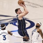 Doncic (c) firmó 33 puntos en la victoria decisiva para los Mavericks.