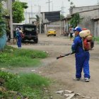 Cuadrillas municipales de fumigación en barrios de Guayaquil en una pasada campaña de prevención.