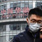 Un hombre pasa por el edificio Huarong Asset Management en el distrito financiero de Beijingm China