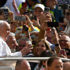 El Papa Francisco saluda a los fieles durante su audiencia general semanal en la Plaza de San Pedro