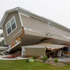 Vista general de una casa inclinada de lado después de ser golpeada por un tornado en Temple, Texas, EE.UU., el 23 de mayo de 2024.