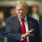 El expresidente Donald Trump habla con los medios fuera de su juicio