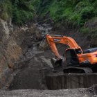 La maquinaria logró ingresar al ducto de la quebrada El Tejado para limpiar los escombros que amenazaban con desbordar la estructura.
