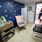 En la pequeña sala se han instalado una silla mecedora, juguetes e incluso un espacio para cambiar los pañales. Esta abierto todos los días en horario laborable.