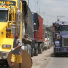 Las largas colas en las afueras de los puertos de la isla trinitaria llegaron a generar hasta 30 horas de espera.