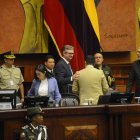 Juan Carlos Vega (izquierda), ministro de Economía y Finanzas, en su comparecencia en la Asamblea Nacional.