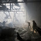 Rescatistas ucranianos trabajan en el lugar de un bombardeo contra una imprenta en Járkov, Ucrania, el 23 de mayo.