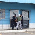 Hombres de la policía custodian las instalaciones del Municipio de Durán.