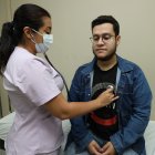 Referencial. Una enfermera ausculta a un paciente en un consultorio médico particular.