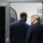 El expresidente Donald Trump abandona la sala del tribunal durante una pausa en su juicio penal en la Corte Suprema del Estado de Nueva York, el 28 de mayo de 2024.