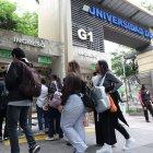 Los ciudadanos buscan resguardarse del frío de las mañanas.