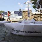 La organización humanitaria SOS Mediterranée, que rescata migrantes en el Mediterráneo central, llenó este miércoles varias fuentes y lugares emblemáticos de Roma de barcos de papel.