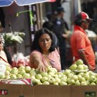 Una vendedora ambulante de frutas ofrece sus productos este miércoles en el centro de San Salvador.
