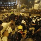 Enfrentamiento entre manifestantes y policías durante una jornada de protesta el 28 de enero de 2023 en Lima (Perú).