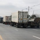 Los tráileres que circulan por la vía a la costa lo hacen sin placa que los identifiquen. Residentes de la zona exigen mayor control de las autoridades a este tipo de automotores.