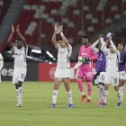 Los jugadores albos agradecieron al público por el respaldo en el duelo ante Universitario.