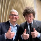 Captura de pantalla de una fotografía publicada en la cuenta de la red social Instagram del presidente de Argentina, Javier Milei, donde aparece el mandatario junto al consejero delegado de Apple, Tim Cook (i), este miércoles.