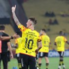 Damián Díaz en sus espaldas todo el juego y la magia del medio campo amarillo.
