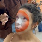 Selenne, el hada, interpretada por Michelle Zamudio, siendo preparada por el equipo de maquillaje