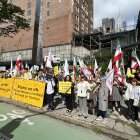 Un grupo de opositores iraníes se manifiesta contra la ceremonia en homenaje al presidente iraní muerto.