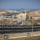 Automóviles de la ONU circulan por una carretera a lo largo del corredor Filadelfia.