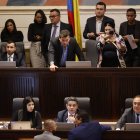 El presidente de la Cámara de Representantes, Andrés Calle (c-arriba), participa en un debate del proyecto de ley para prohibir las corridas de toros en Bogotá (Colombia).