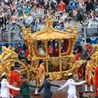 El monarca británico en carroza.