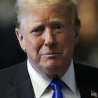 El expresidente estadounidense Donald Trump abandona el tribunal después de que un jurado lo declarara culpable.