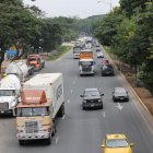 Tránsito. El paso de tráileres desde y hacia Posorja se han intensificado en la vía a la costa los últimos meses.