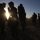 Imagen de referencia de migrantes que acampan en los alrededores del muro fronterizo de Ciudad Juárez, Chihuahua (México).