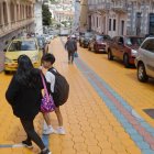 Las personas criticaron la pintura sobre la calle Caldas, en Quito, porque estaría resbalosa y afecta la imagen del centro.