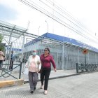 Paciente. Inés Verón sale de la Fundación de Damas del Honorable Cuerpo Consular, donde pagó 8 dólares por una cita médica.