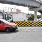 En la imagen, el muro que fue colocado debajo del nuevo viaducto de la avenida 25 de Julio.