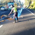 Agentes de la AMT rociaron material absorbente sobre el combustible, para limpiar la avenida Simón Bolívar.