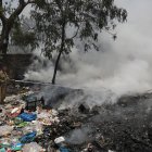 Un bombero apaga un fuego en Nueva Delhi, India.