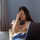 Expertos afirman que cada usuario pasa aproximadamente 400 minutos al día frente a una pantalla.