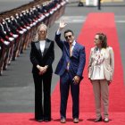 La ministra de Exteriores de El Salvador, Alexandra Gill (d), recibe al presidente de Ecuador, Daniel Noboa (c), y a la primera dama ecuatoriana, Lavinia Valbonesi (i).