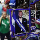 Fotografía de un cuadro con el retrato del presidente Nayib Bukele, el 28 de mayo de 2024, en el mercado municipal Ex-Cuartel, en San Salvador (El Salvador).