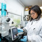 La profesora asociada, Yu Wang, mientras trabaja en su laboratorio.