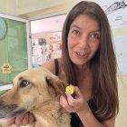 Salima Kadaoui posa en el veterinario junto a una perra callejera enferma en Tánger (Marruecos).