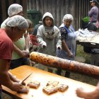 Pobladores preparan la "chochoca", comida tradicional de Chiloé en base a una masa de papa,
