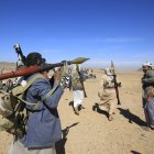 Saná. El ejército popular de los hutíes en su campamento.