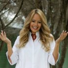 Paullette Velasco estudió Marketing en la USFQ y tiene diplomados y certificaciones en áreas como liderazgo, oratoria, psicología holística o terapia transpersonal.